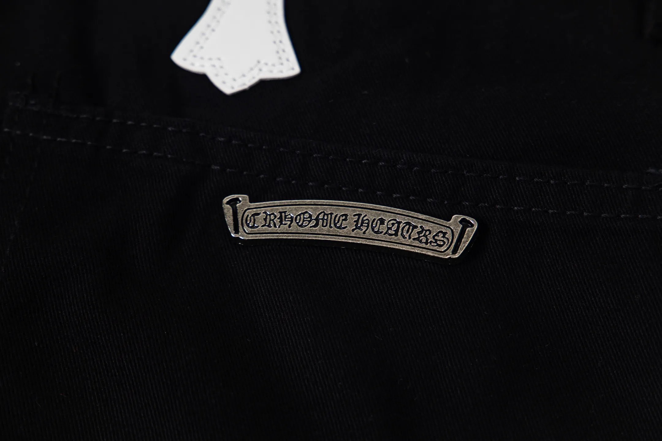 P260 Chrome Hearts Chrome Hearts black denim with white and blue multi-leather hot jeans. CH jeans need to be washed and then disassembled and hand-stitched with sheepskin cross leather and then spliced ​​to complete. The whole piece has too many craftsmanship to explain. The patchwork cross pattern is embellished, and the high-waisted washed jeans! ! Absolutely high-end luxury products, god-level single products, super popular products, made with top heavy industry, a magic weapon that cannot be missed. About Kroxin This is an extremely luxurious fashion brand, which can also be called the aristocrats of the high street. It has always been an exclusive brand for some hipsters or rich second generation. Compared with ordinary high streets, it is more luxurious and noble. Compared with luxury brands, it has a more fashionable personality and has always been a brand that I have a special liking for. Style number: 1765# Color: black Size: 28 30 32 34 36